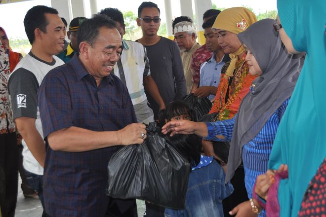Herliyan Serahkan Bantuan Sembako