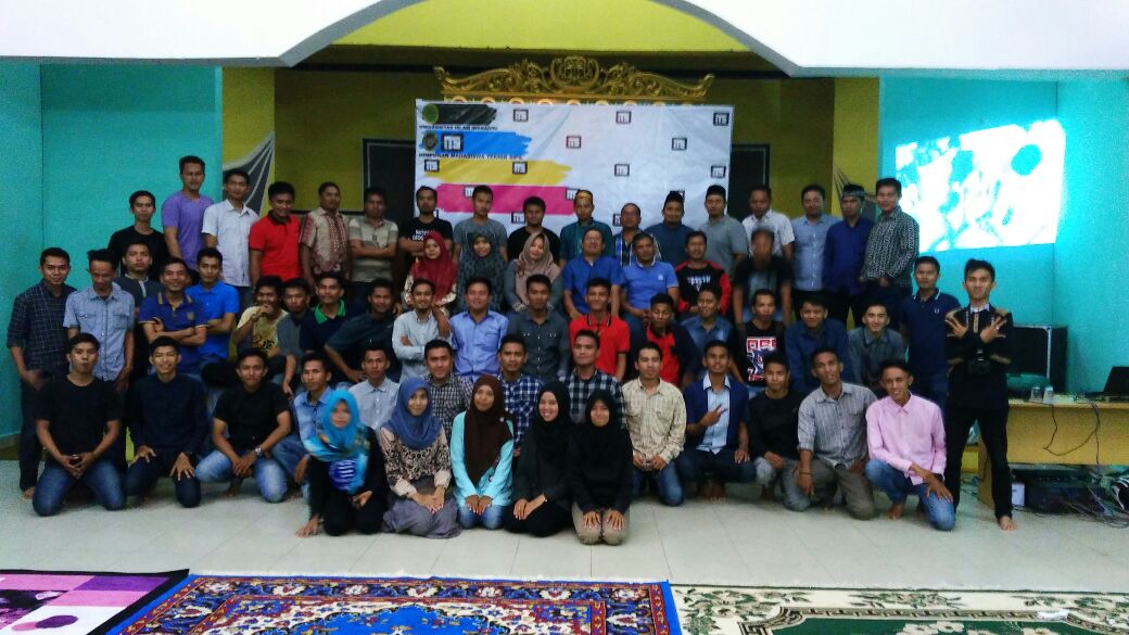 Stand Up Komedi Warnai Malam Temu Ramah HIMA-UNISI