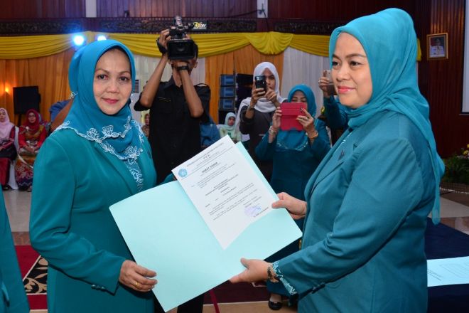 Hj Romaini Hadiahkan Buku Memori