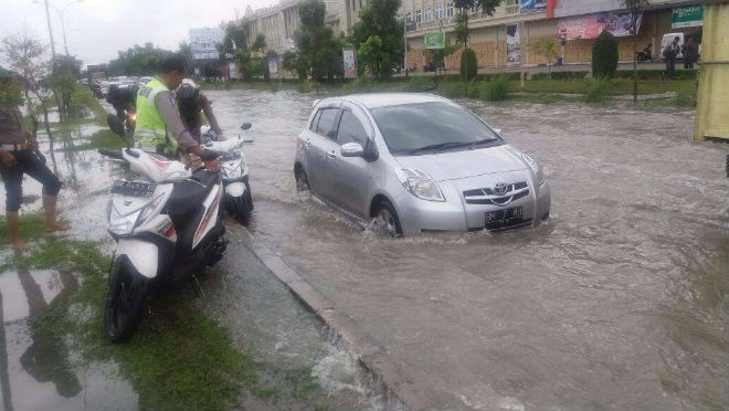 Hujan Deras, Jalur SM Amin Pekanbaru Banjir, Begini Kondisinya