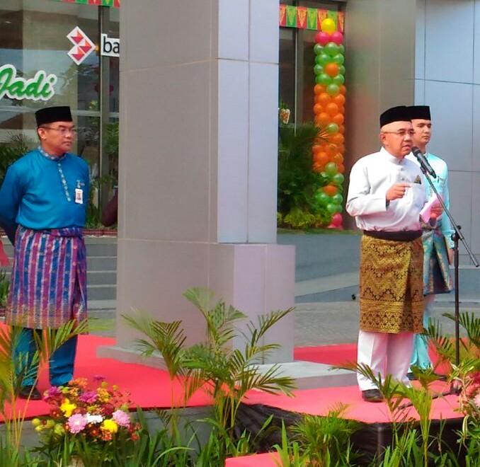 Jadi Pembina Upacara di HUT BRK, Gubri : Semoga Menjadi Penopang Perekonomian di Daerah