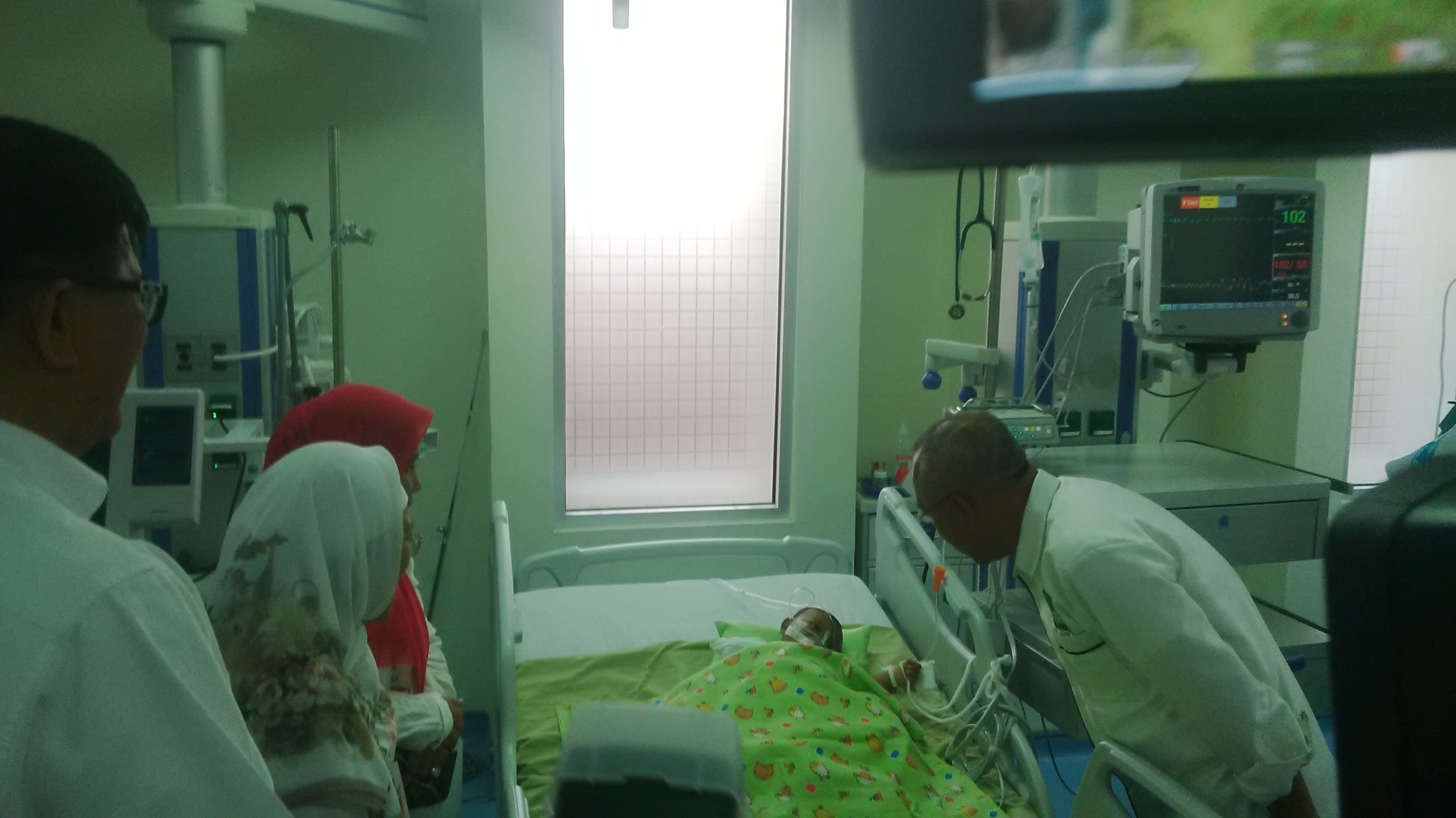 Jenguk Balita yang Alami Gangguan Hati di RSUD Aririfn Ahmad, Gubri Doakan Cepat Sembuh