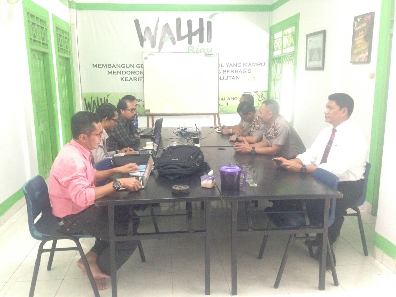 Kapolda Riau Bersama Pejabat Utama Kunjungi Kantor Walhi Riau