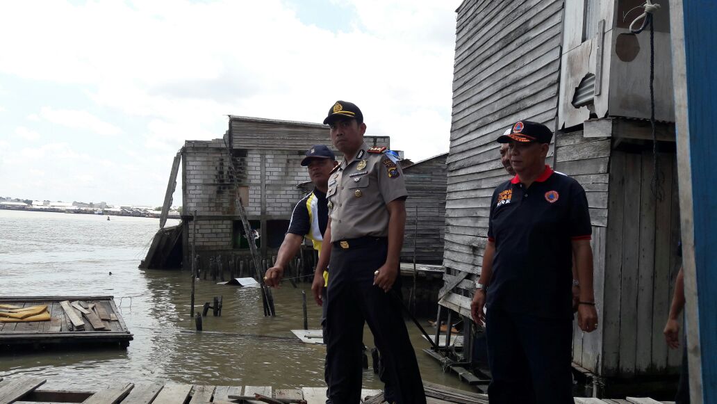 Kapolres Inhil Tinjau Korban Longsor di Kuala Enok