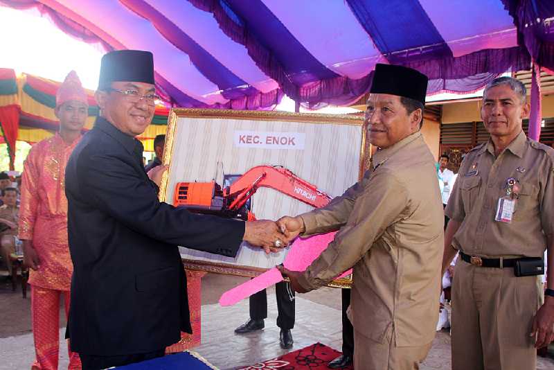 Kecamatan Enok Inhil Terima Bantuan Alat Berat, Mobil Ambulans dan Akte Kelahiran