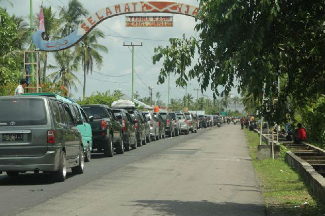 Kendaraan Menumpuk di Dermaga Air Putih Bengkalis
