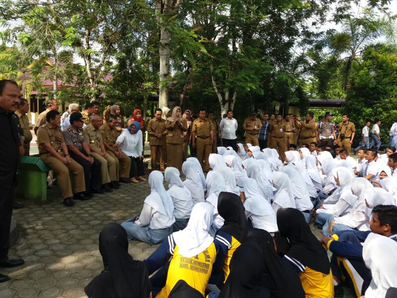Kunjungi SMAN 1 Telukkuantan, Gubri Terima Banyak Aduan