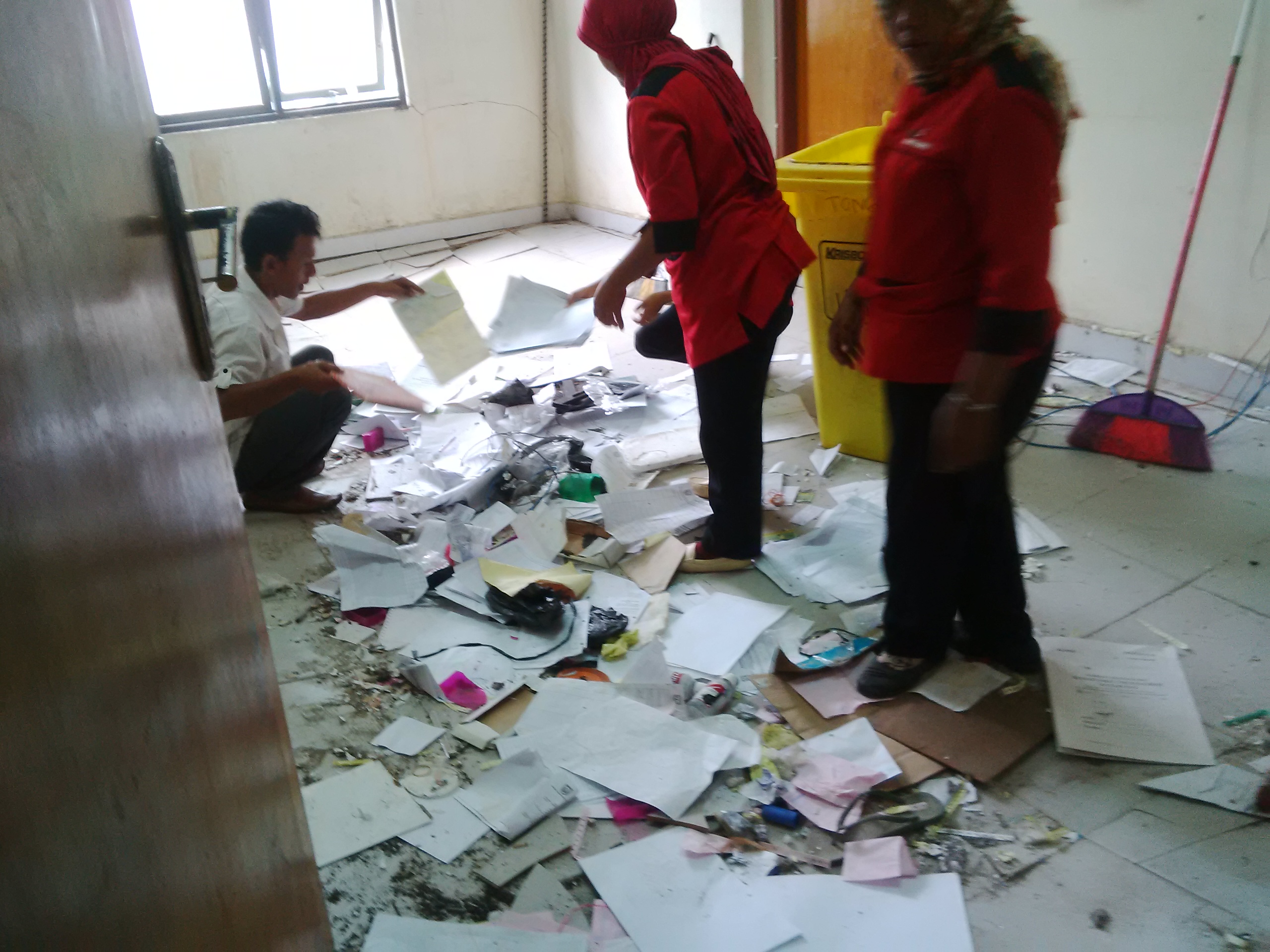 Lantai Ruangan Ambruk, Dua Pekerja RSUD Dumai Tertimpa Lemari