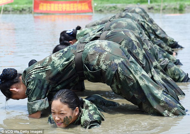 Latihan Militer untuk Calon Pramugari di China Sebelum Bertugas