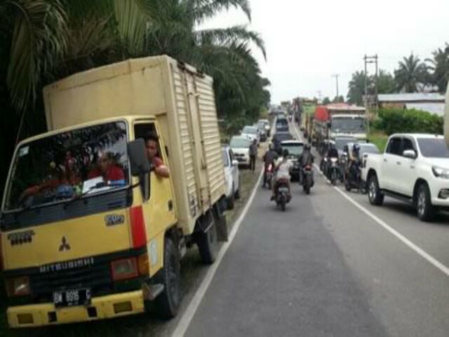 Info Bagi Warga yang Mau 'Long Weekend', Km 36 Seikijang Pelalawan Rawan Macet