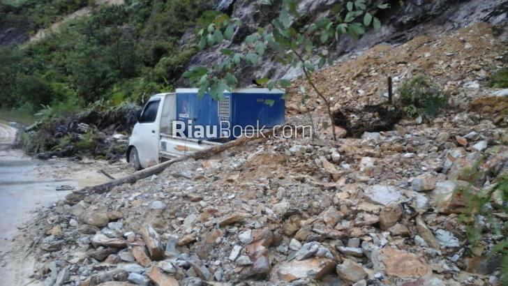 Longsor di Jalan Lintas Sumbar Riau Diduga Akibat Penambangan Batu