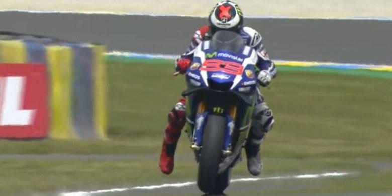 Lorenzo Asapi Marc Marquez Pas di Garis Finis, Motor Rossi Malah Berasap Karena Rusak