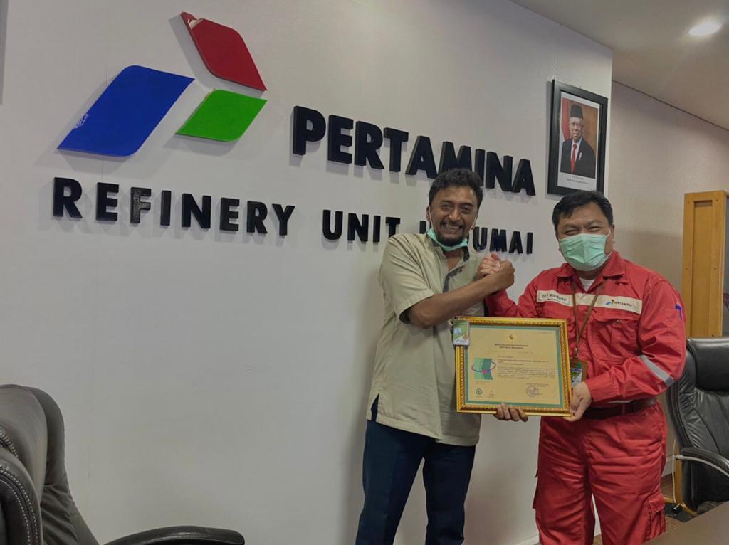 Menaker Ida serahkan dua penghargaan bidang K3 dan COVID-19 ke Pertamina Dumai