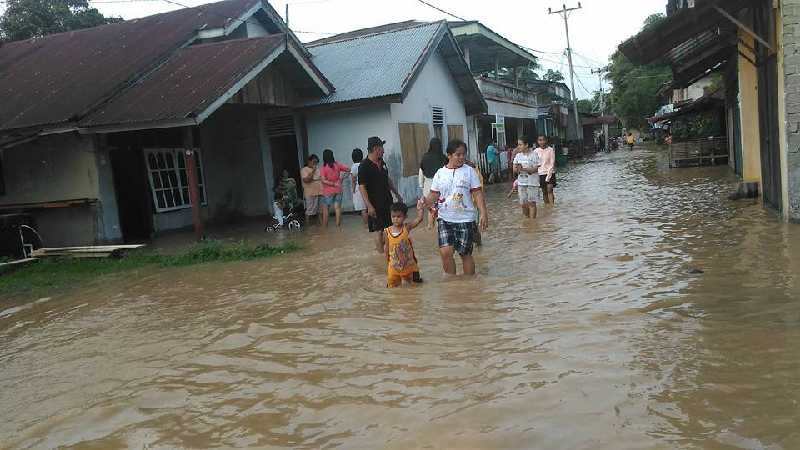 Mulai Bersih-bersih, Warga Kuansing Tetap Waspada Banjir Susulan