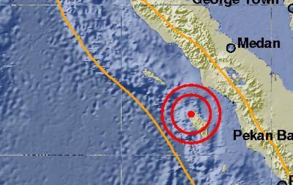 Warga Nias Berhamburan Diguncang Dua Gempa