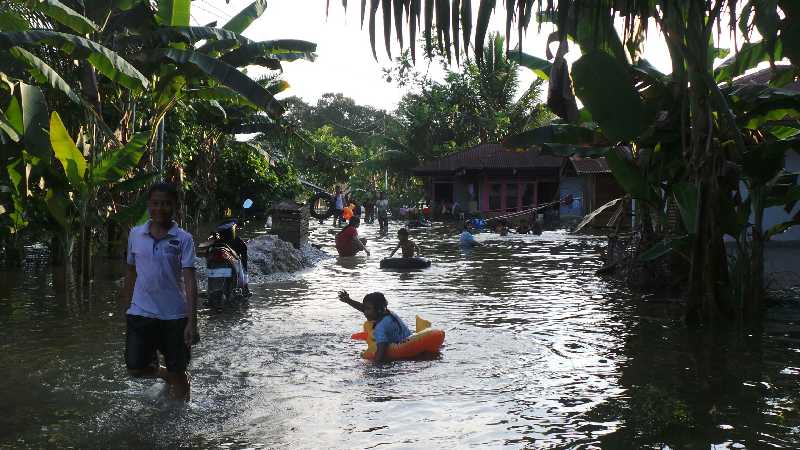 Pangdam Datang, Korban Banjir Kampar Tambah Asupan 1.500 Sembako