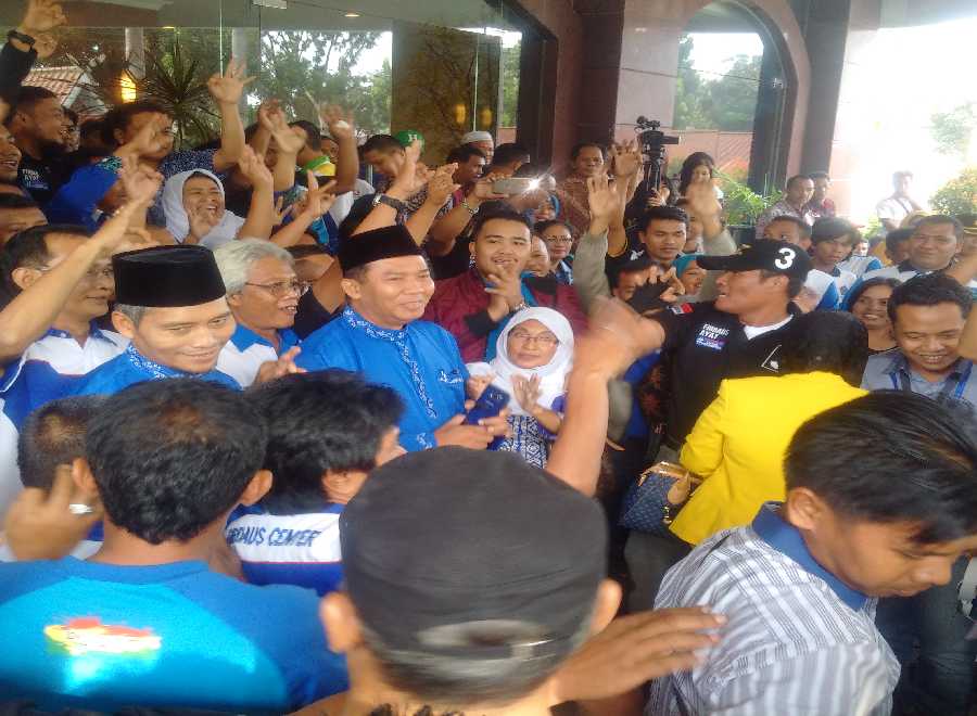 Pendukung Paslon 3 Firdaus-Ayat Paling Heboh di Luar Gedung