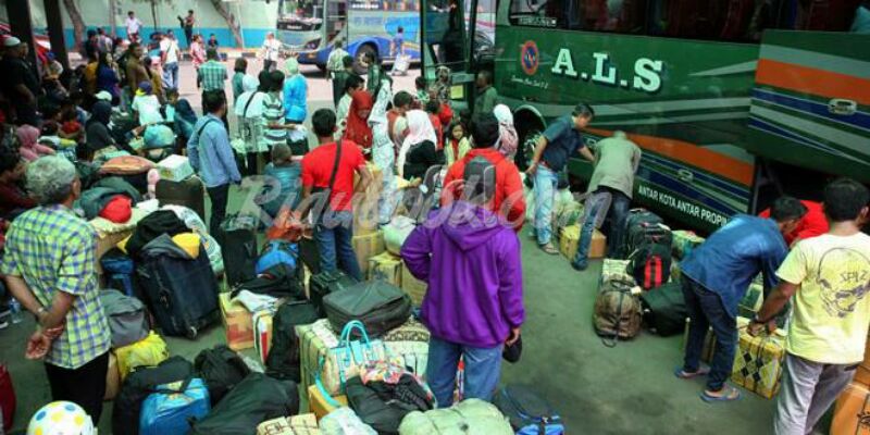 Peningkatan Arus Mudik Mulai Terjadi Loket Bus Diserbu Penumpang
