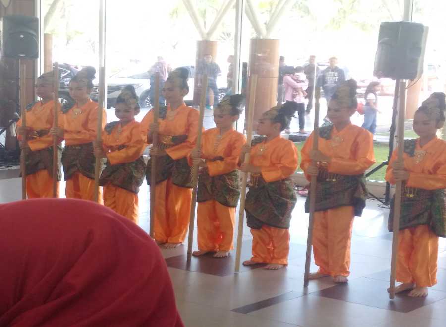 Peringati Hari Tari Dunia, Bandara SSK II Heboh Penampilan Seni Tari Khas Melayu, 'Menari Meriau'
