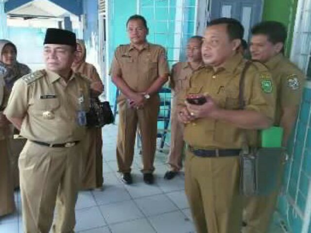 Pertama Kali UNBK, Bupati HM Harris Lakukan Kunjungan di Dua Sekolah