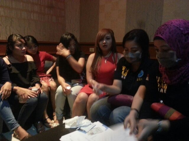 Polda Riau Gelar Razia Gabungan, 13 Wanita Seksi Ini Positif Narkoba