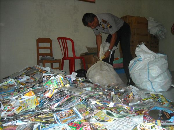 Polisi Sita 24 Ribu Keping VCD Bajakan