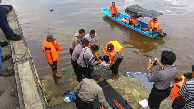 Polsek SKP Evakuasi Korban Tenggelam di Sungai Siak