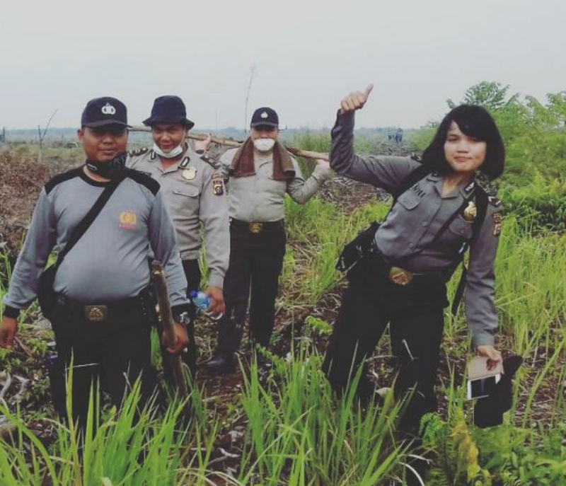 Polwan Ikut Diterjunkan Padamkan Karlahut di Bengkalis