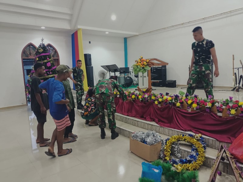 Prajurit TNI Bersama Rakyat Persiapkan Perayaan Natal di Papua