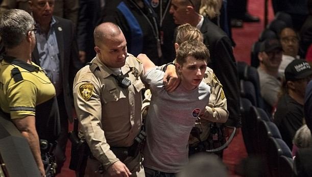 Pria Ini Coba Rebut Pistol Polisi untuk Tembak Mati Donald Trump