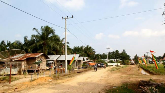Puluhan Tahun Masyarakat Kubu Melintasi Jalan Rusak