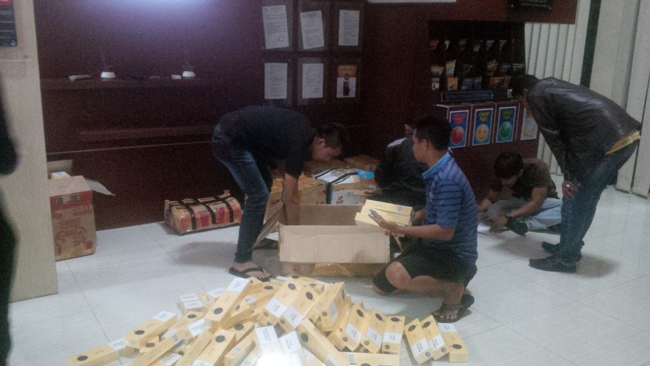 Ratusan Miras dan Rokok Ilegal Diserahkan Kejari Inhil ke BC Tembilahan