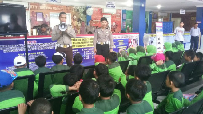 Ratusan Pelajar Sekolah Dasar Kunjungi Satpas Milik Satlantas