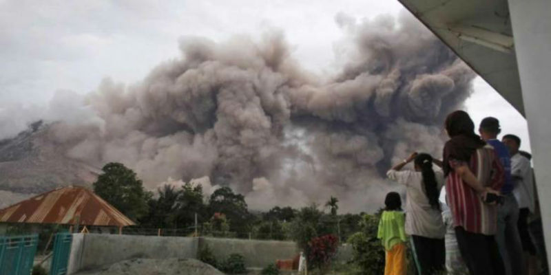 Rumah Penduduk Terbakar akibat Luncuran Awan Panas Sinabung