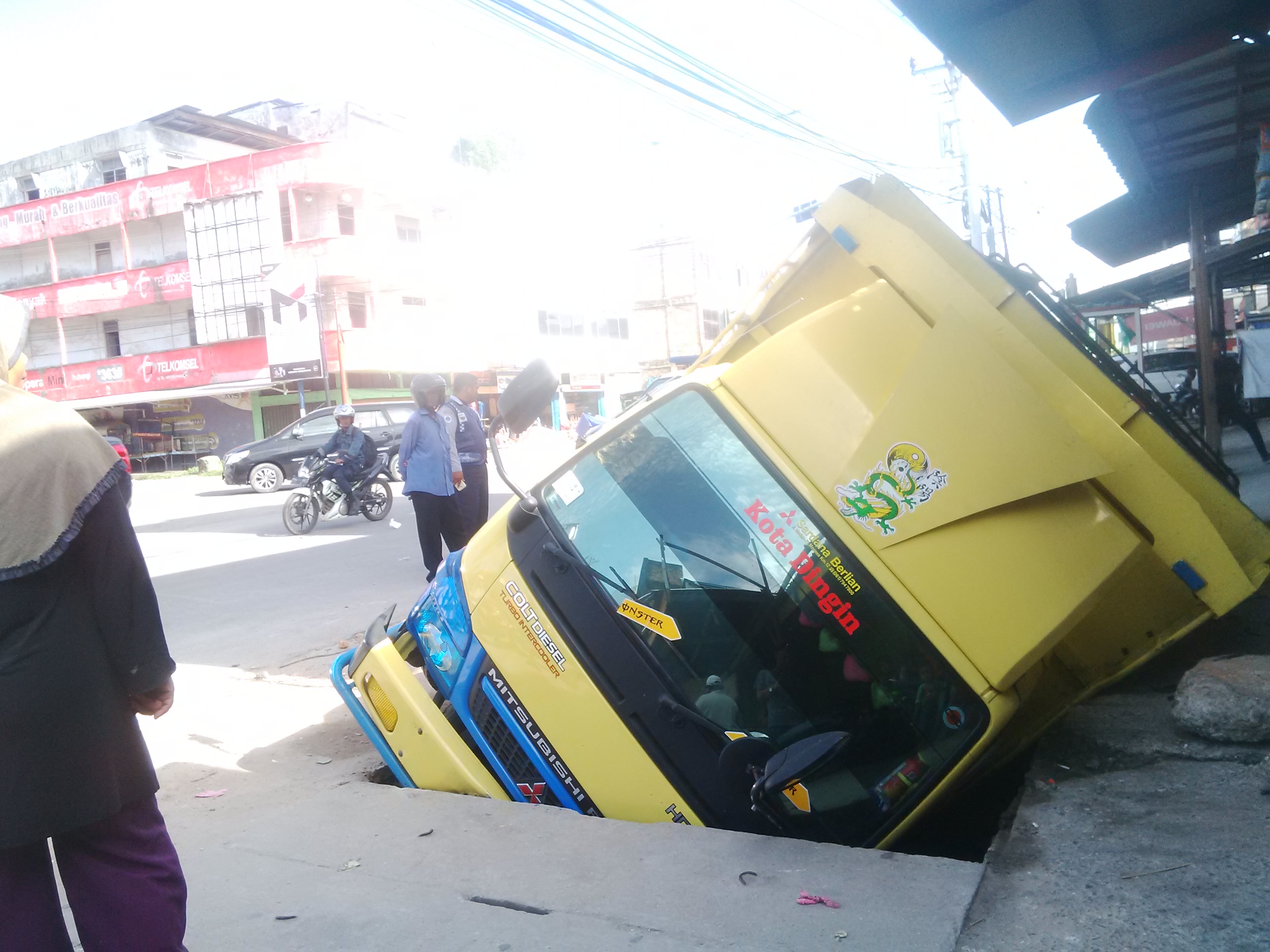 Mobil Sayur di Dumai Terperosok dalam Selokan, Buah Tomat Berserakan