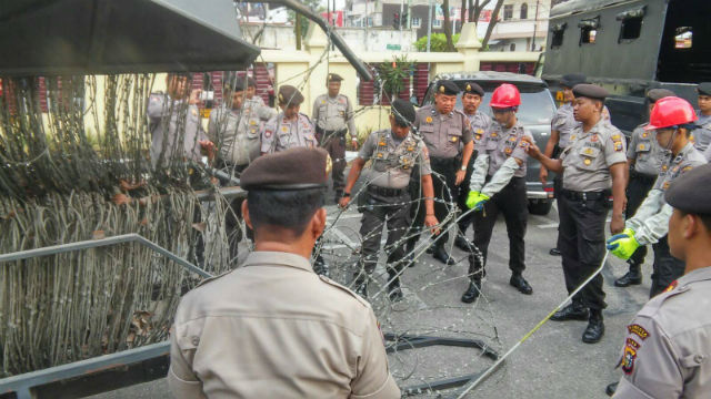 Security Barrier digunakan Sebagai Antisipasi Massa yang Anarkis