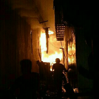 Sedang Berlangsung Malam Pawai Takbir, Tembilahan Dilanda Kebakaran