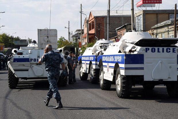 Sekelompok Pria Bersenjata Serbu Markas Polisi Armenia
