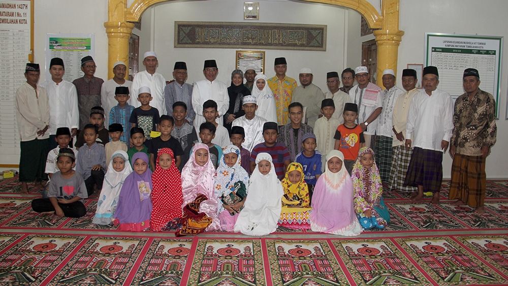 Sholat Teraweh Di MUsholla At-tawab, Bupati Inhil Jadi Imam