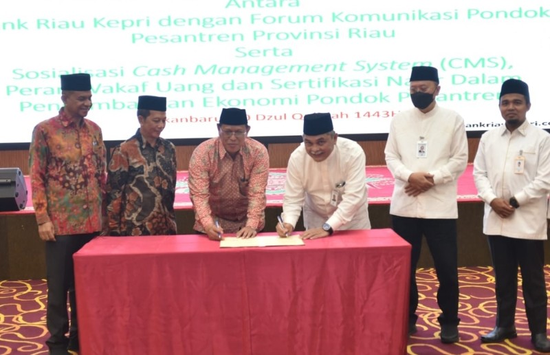 Sinergitas Kembangkan Ekonomi Syariah, BRK 'MoU' dengan Forum Komunikasi Pondok Pesantren Riau