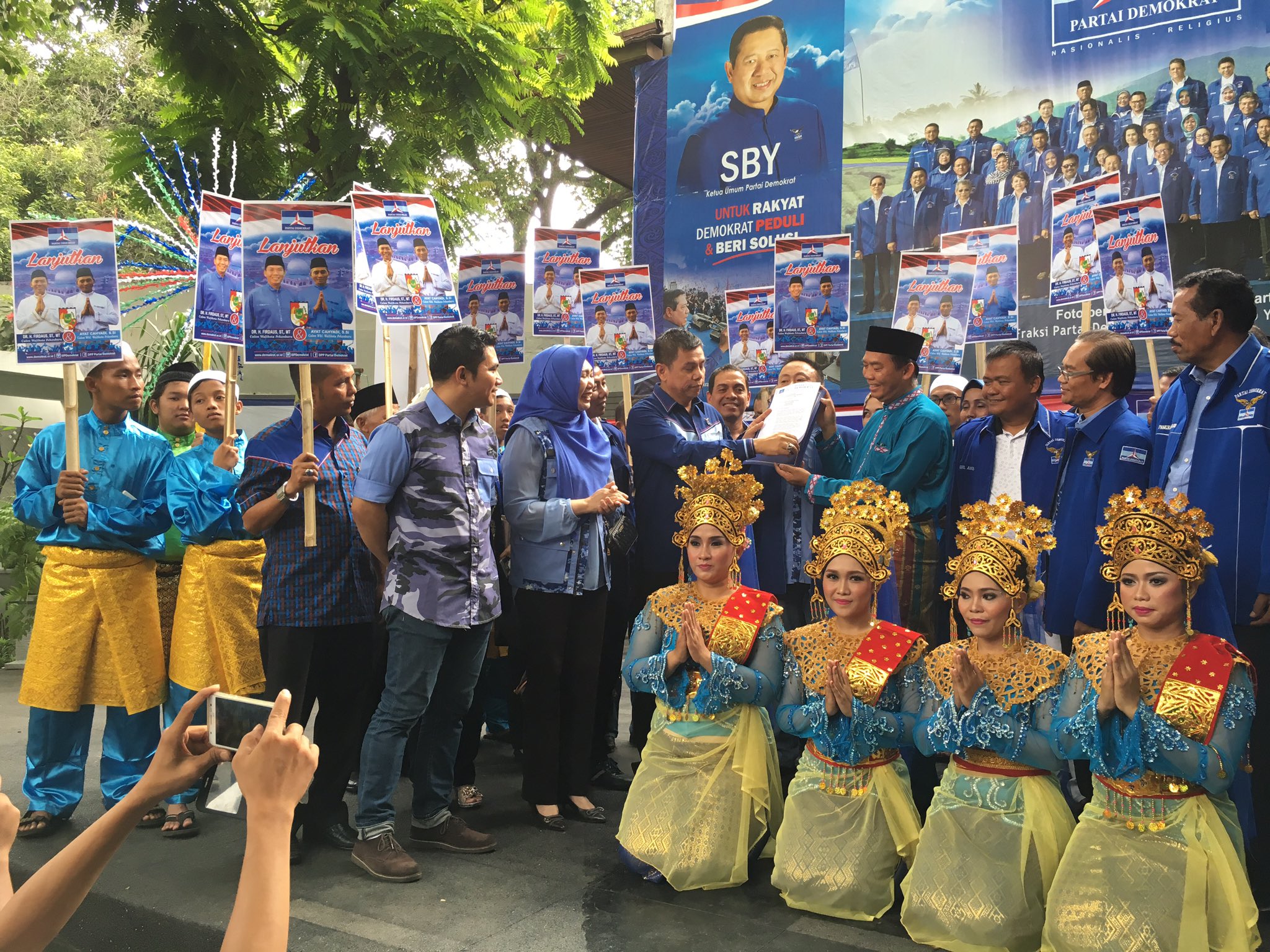 Tarian Sekapur Sirih Antarkan Surat Dukungan Demokrat Kepada Firdaus-Ayat