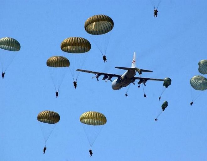 Terjun Payung Semarakkan Gebyar Dirgantara