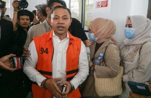 Orang Misterius Jemput Uang dengan Sandi 'Volcom' untuk Gubernur Wahid