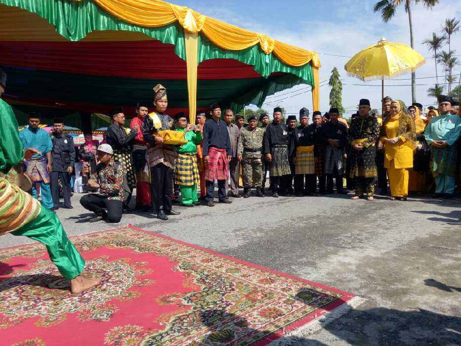 Tiba di Gedung LAM Riau, Gubri Disambut dengan Kompang dan Silat