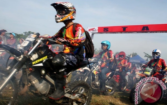 Ribuan Warga Rohul Antusias Tonton Ujungbatu Enduro Rally 2015
