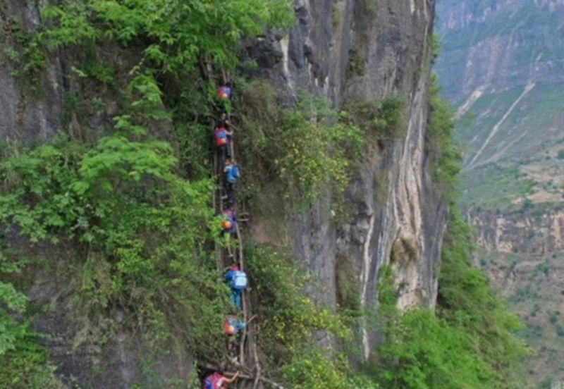 Untuk Pulang ke Rumah, Siswa di Cina Harus Panjat Tebing 800 Meter