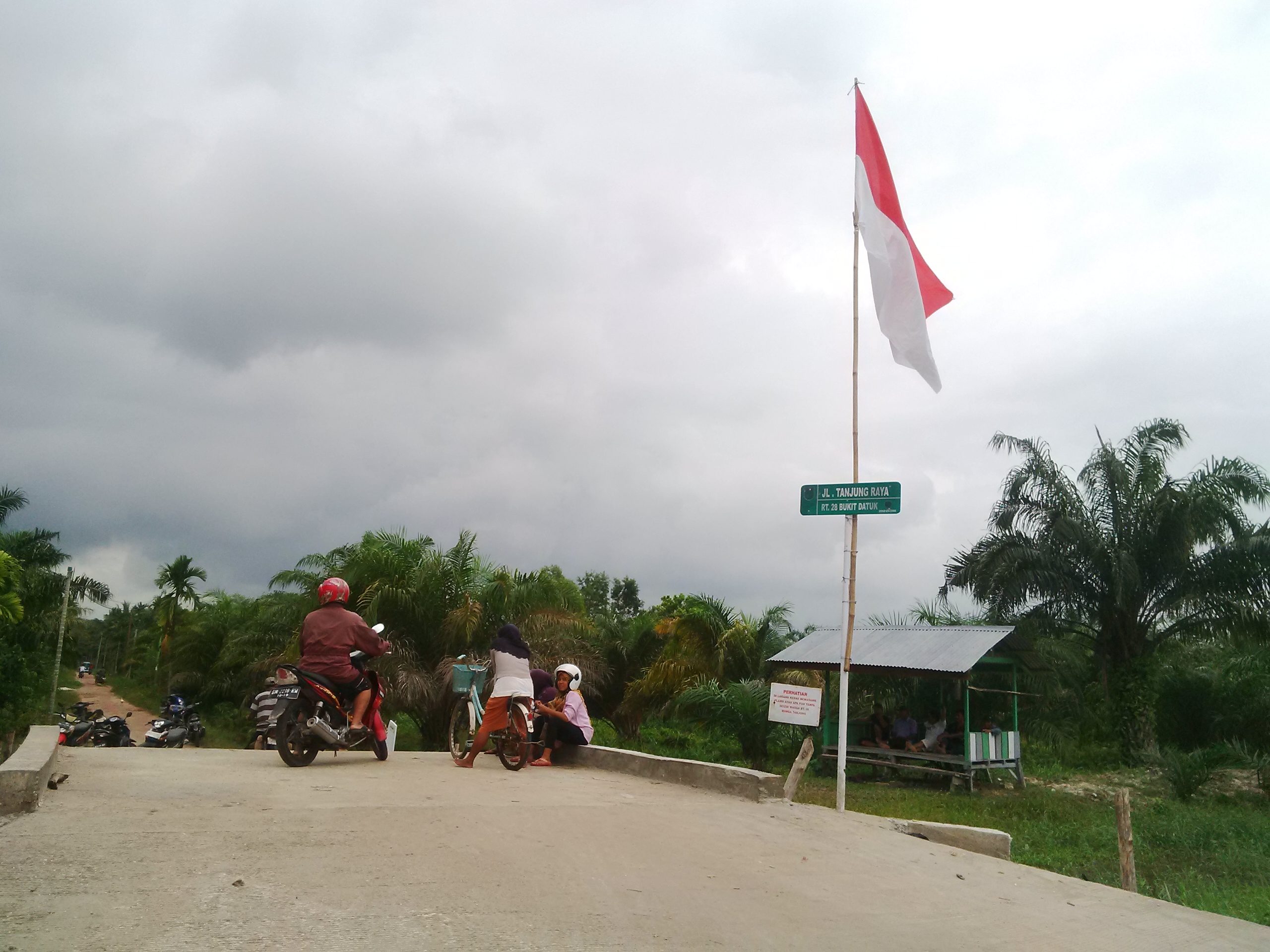 Warga Bunga Tanjung Usir Alat Berat yang Diduga Milik PT Pertamina RU II Dumai