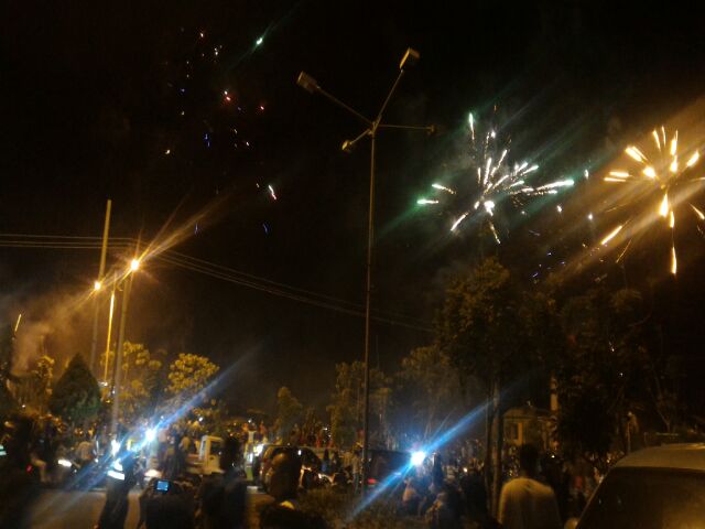 Warga Gembira Habiskan Malam Pergantian Tahun di Jalan Macet