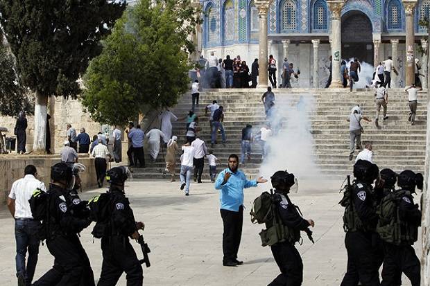 Warga Palestina dan Polisi Israel Bentrok di Kompleks Al-Aqsa
