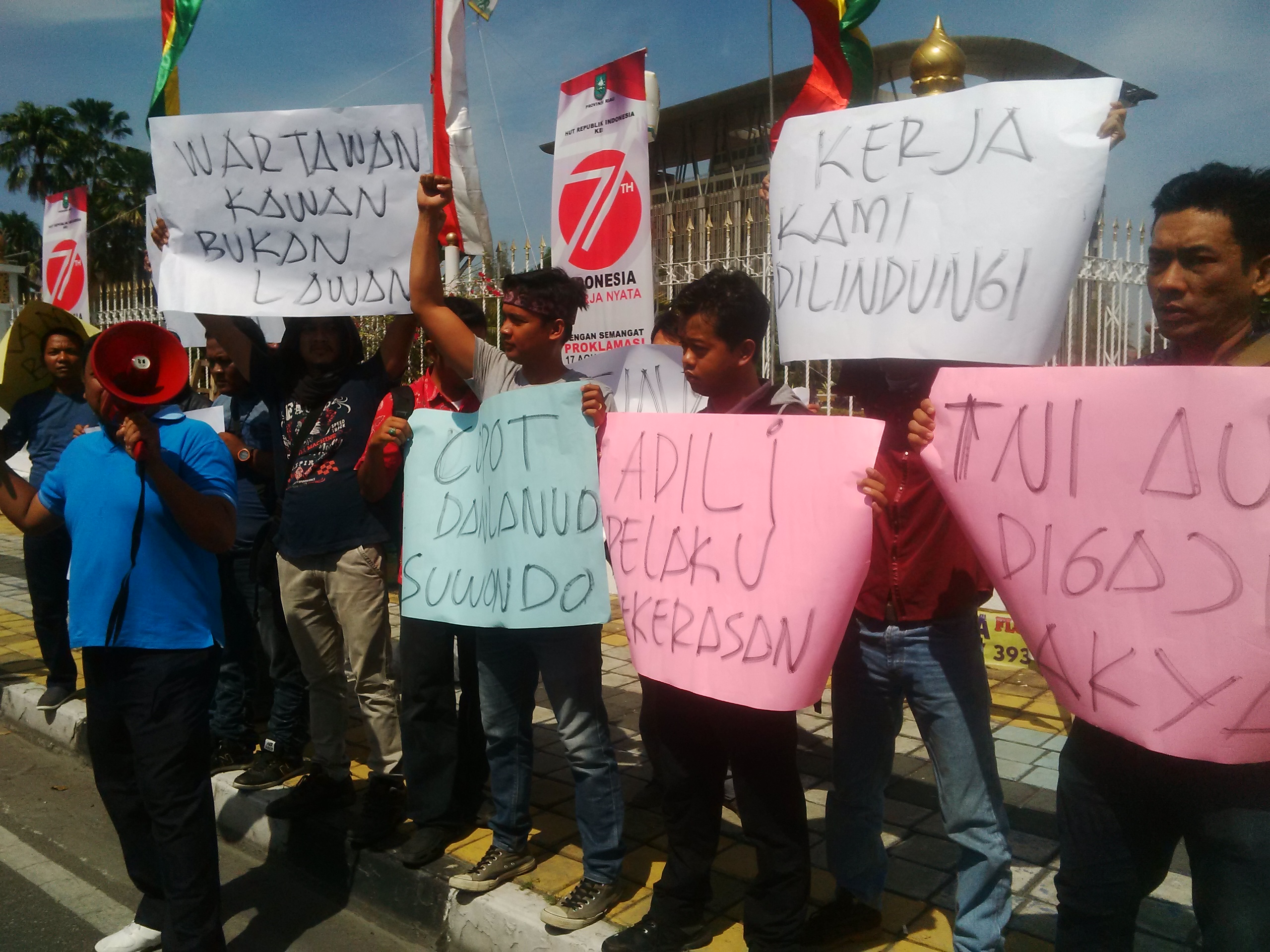 Wartawan di Riau Berunjuk Rasa Sebagai Rasa Solidaritas Atas Penganiayaan Wartawan oleh Oknum TNI AU